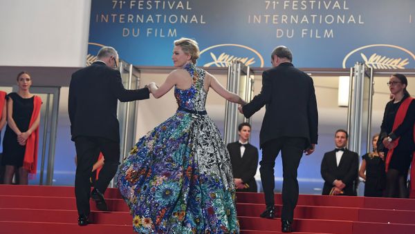 Генеральный директор Каннского кинофестиваля Тьерри Фремо, актриса Кейт Бланшетт и президент Каннского фестиваля Пьер Лескюр на красной дорожке 71-го Каннского кинофестиваля перед премьерой фильма Cold War (10 мая 2018). Канны, Франция - Sputnik Армения