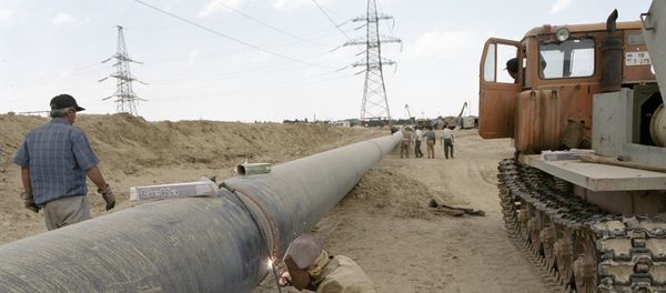 Рабочий производит сварку труб на строительстве нового газопровода в окрестностях Баку. Рабочий производит сварку труб на строительстве нового газопровода в окрестностях Баку. - Sputnik Армения