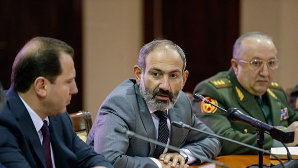 Премьер-министр Никол Пашинян представил нового министра обороны во время встречи с высшим офицерским составом (12 мая 2018). Еревaн Премьер-министр Никол Пашинян представил нового министра обороны во время встречи с высшим офицерским составом (12 мая 2018). Еревaн - Sputnik Армения