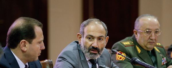 Премьер-министр Никол Пашинян педставил нового министра обороны во время встречи с высшим офицерским составом (12 мая 2018). Еревaн - Sputnik Армения