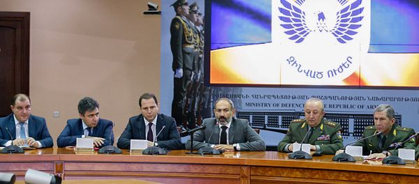 Премьер-министр Никол Пашинян педставил нового министра обороны во время встречи с высшим офицерским составом (12 мая 2018). Еревaн - Sputnik Արմենիա