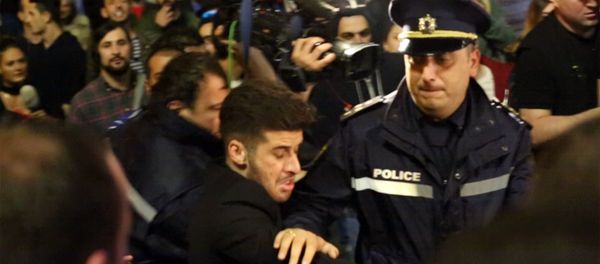 Сотни людей вышли на стихийную акцию протеста после спецоперации полиции в ночных клубах Тбилиси - Sputnik Армения