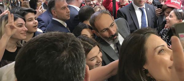 Премьер-министр Армении Никол Пашинян на винном фестивале (12 мая 2018). Еревaн - Sputnik Արմենիա