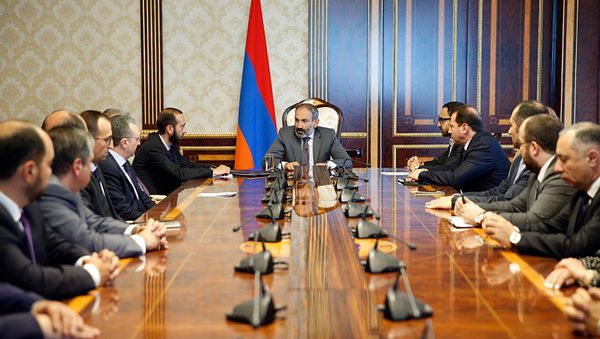 Совещание нового правительства Армении во главе с премьер-министром Николом Пашиняном (13 мая 2018). Еревaн - Sputnik Армения