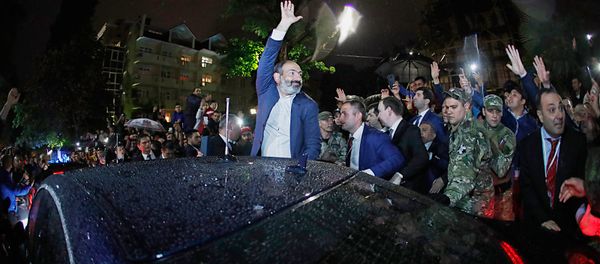Премьер-министр Армении Никол Пашинян встретился с армянской общиной в Сочи (13 мая 2018). Россия Премьер-министр Армении Никол Пашинян встретился с армянской общиной в Сочи (13 мая 2018). Россия - Sputnik Արմենիա