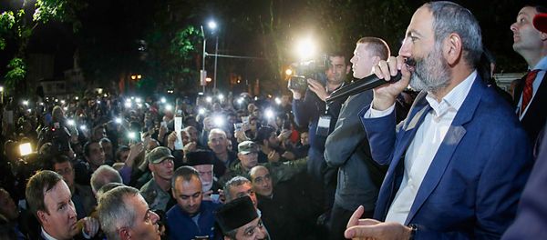 Премьер-министр Армении Никол Пашинян встретился с армянской общиной в Сочи (13 мая 2018). Россия Премьер-министр Армении Никол Пашинян встретился с армянской общиной в Сочи (13 мая 2018). Россия - Sputnik Армения