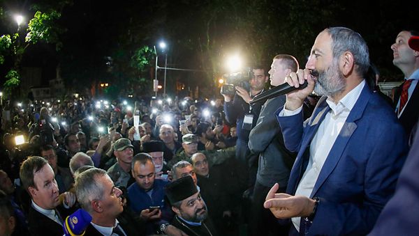 Премьер-министр Армении Никол Пашинян встретился с армянской общиной в Сочи (13 мая 2018). Россия Премьер-министр Армении Никол Пашинян встретился с армянской общиной в Сочи (13 мая 2018). Россия - Sputnik Армения