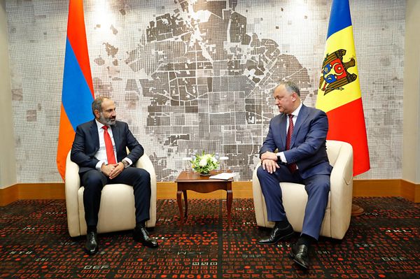Встреча премьер-министра Армении Никола Пашиняна и Президента Молдавии Игоря Додона (14 мая 2018). Сочи - Sputnik Армения