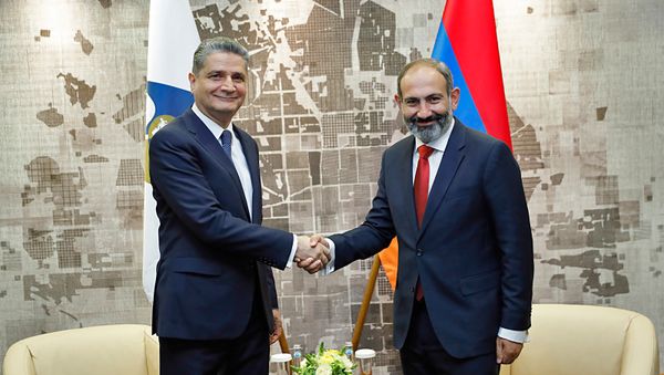 Встреча премьер-министра Армении Никола Пашиняна и председателя ЕАЭС Тиграна Саркисяна (14 мая 2018). Сочи Встреча премьер-министра Армении Никола Пашиняна и председателя ЕАЭС Тиграна Саркисяна (14 мая 2018). Сочи - Sputnik Армения