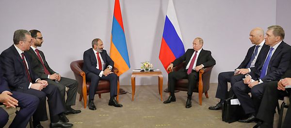 Встреча Президента России Владимира Путина и премьер-министра Армении Никола Пашиняна (14 мая 2018). Сочи Встреча Президента России Владимира Путина и премьер-министра Армении Никола Пашиняна (14 мая 2018). Сочи - Sputnik Армения