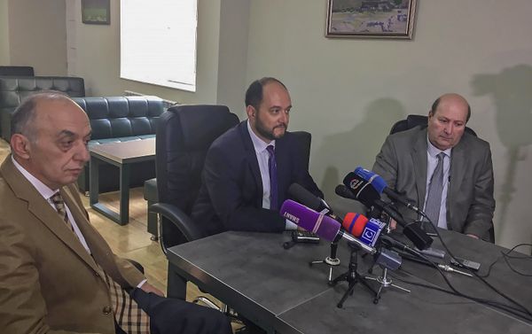 Пресс-конференция министра образования и науки Араика Арутюняна, подавшего в отставку ректора ШГУ Саака Минасяна и врио ректора ШГУ Ерванда Серобяна (15 мая 2018). Гюмри - Sputnik Армения