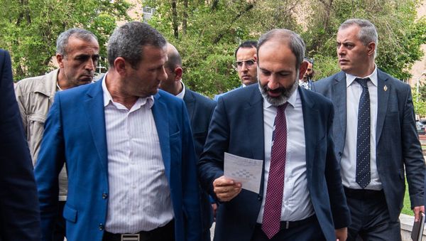 Премьер-министр Армении Никол Пашинян на пути от Дома правительства в министерство Экономики (15 мая 2018). Еревaн Премьер-министр Армении Никол Пашинян на пути от Дома правительства в министерство Экономики (15 мая 2018). Еревaн - Sputnik Армения