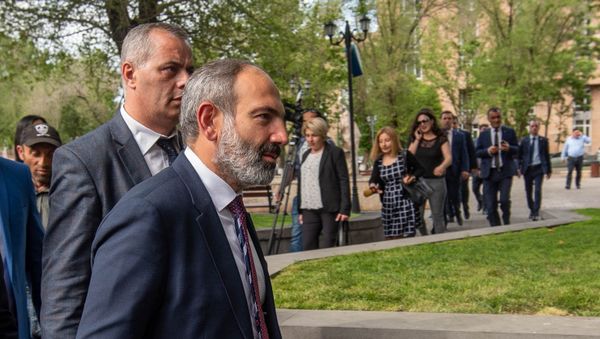 Премьер-министр Армении Никол Пашинян на пути от Дома правительства в министерство Экономики (15 мая 2018). Еревaн Премьер-министр Армении Никол Пашинян на пути от Дома правительства в министерство Экономики (15 мая 2018). Еревaн - Sputnik Армения