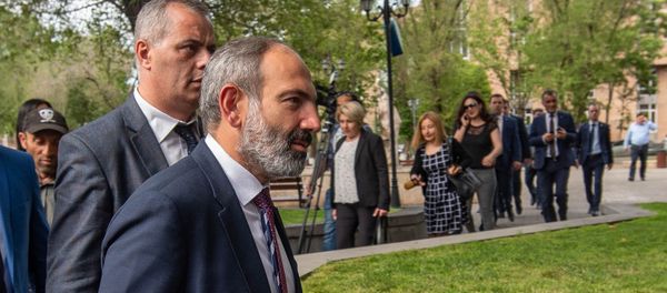 Премьер-министр Армении Никол Пашинян на пути от Дома правительства в министерство Экономики (15 мая 2018). Еревaн Премьер-министр Армении Никол Пашинян на пути от Дома правительства в министерство Экономики (15 мая 2018). Еревaн - Sputnik Армения