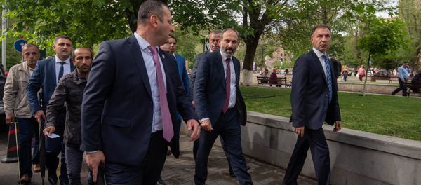 Премьер-министр Армении Никол Пашинян на пути от Дома правительства в министерство Экономики (15 мая 2018). Еревaн - Sputnik Армения