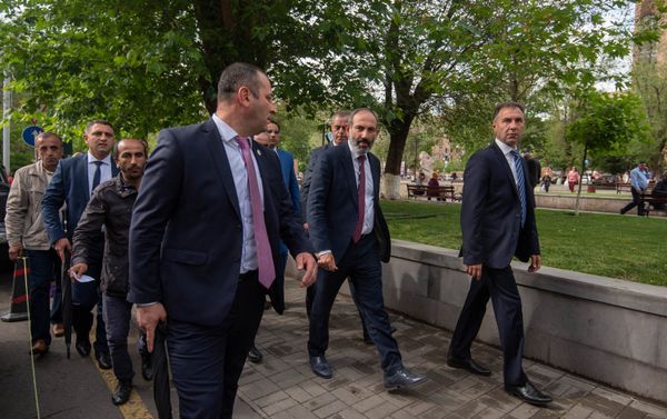Премьер-министр Армении Никол Пашинян на пути от Дома правительства в министерство Экономики (15 мая 2018). Еревaн Премьер-министр Армении Никол Пашинян на пути от Дома правительства в министерство Экономики (15 мая 2018). Еревaн - Sputnik Армения