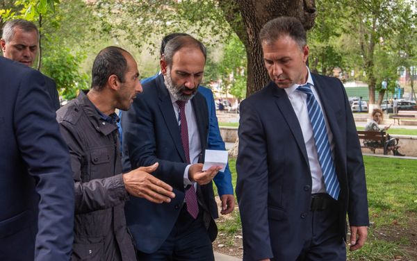 Премьер-министр Армении Никол Пашинян на пути от Дома правительства в министерство Экономики (15 мая 2018). Еревaн Премьер-министр Армении Никол Пашинян на пути от Дома правительства в министерство Экономики (15 мая 2018). Еревaн - Sputnik Армения