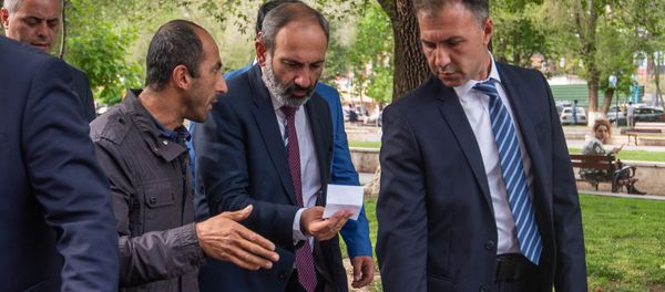 Премьер-министр Армении Никол Пашинян на пути от Дома правительства в министерство Экономики (15 мая 2018). Еревaн - Sputnik Արմենիա