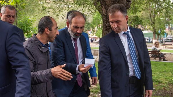 Премьер-министр Армении Никол Пашинян на пути от Дома правительства в министерство Экономики (15 мая 2018). Еревaн - Sputnik Արմենիա