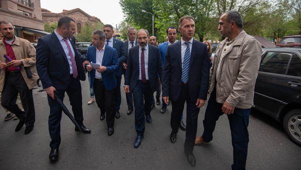 Премьер-министр Армении Никол Пашинян на пути от Дома правительства в министерство Экономики (15 мая 2018). Еревaн - Sputnik Армения