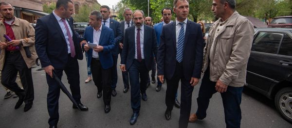 Премьер-министр Армении Никол Пашинян на пути от Дома правительства в министерство Экономики (15 мая 2018). Еревaн - Sputnik Армения