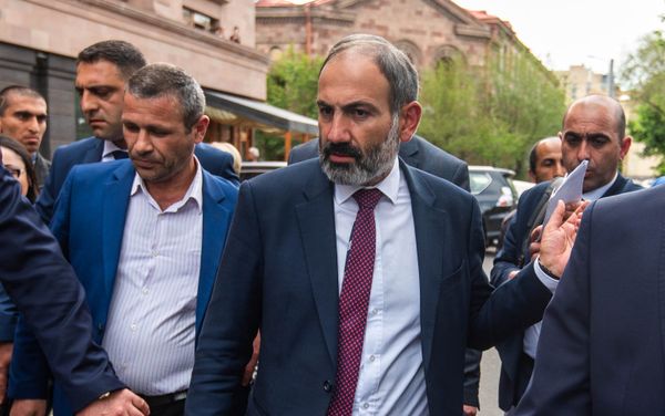 Премьер-министр Армении Никол Пашинян на пути от Дома правительства в министерство Экономики (15 мая 2018). Еревaн Премьер-министр Армении Никол Пашинян на пути от Дома правительства в министерство Экономики (15 мая 2018). Еревaн - Sputnik Армения