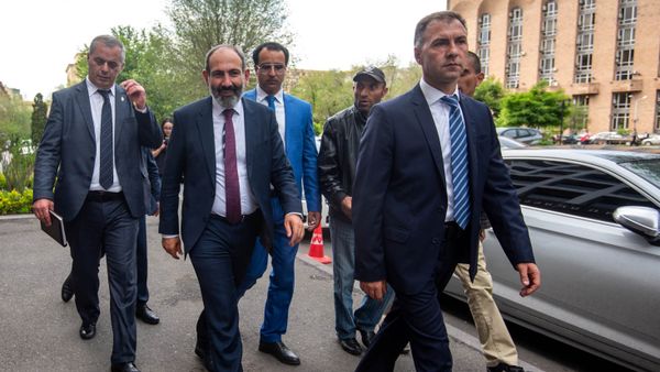 Премьер-министр Армении Никол Пашинян на пути от Дома правительства в министерство Экономики (15 мая 2018). Еревaн - Sputnik Армения