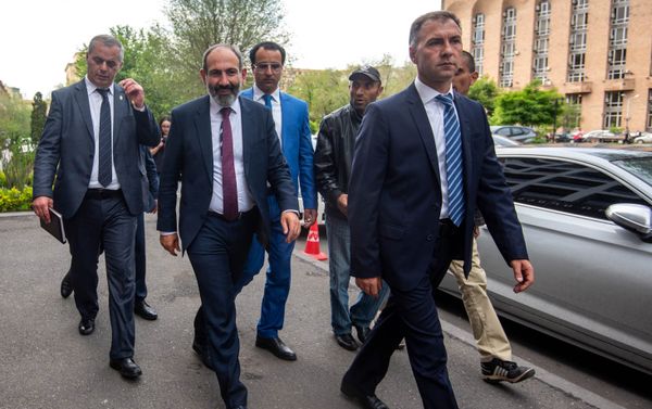Премьер-министр Армении Никол Пашинян на пути от Дома правительства в министерство Экономики (15 мая 2018). Еревaн Премьер-министр Армении Никол Пашинян на пути от Дома правительства в министерство Экономики (15 мая 2018). Еревaн - Sputnik Армения