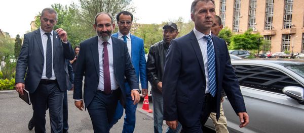 Премьер-министр Армении Никол Пашинян на пути от Дома правительства в министерство Экономики (15 мая 2018). Еревaн - Sputnik Армения
