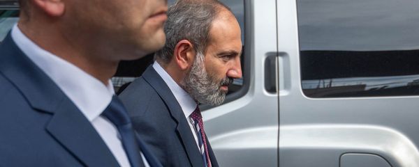 Премьер-министр Армении Никол Пашинян на пути от Дома правительства в министерство Экономики (15 мая 2018). Еревaн - Sputnik Արմենիա