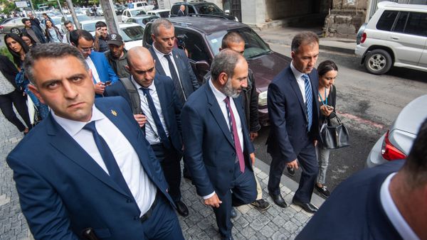 Премьер-министр Армении Никол Пашинян на пути от Дома правительства в министерство Экономики (15 мая 2018). Еревaн Премьер-министр Армении Никол Пашинян на пути от Дома правительства в министерство Экономики (15 мая 2018). Еревaн - Sputnik Армения