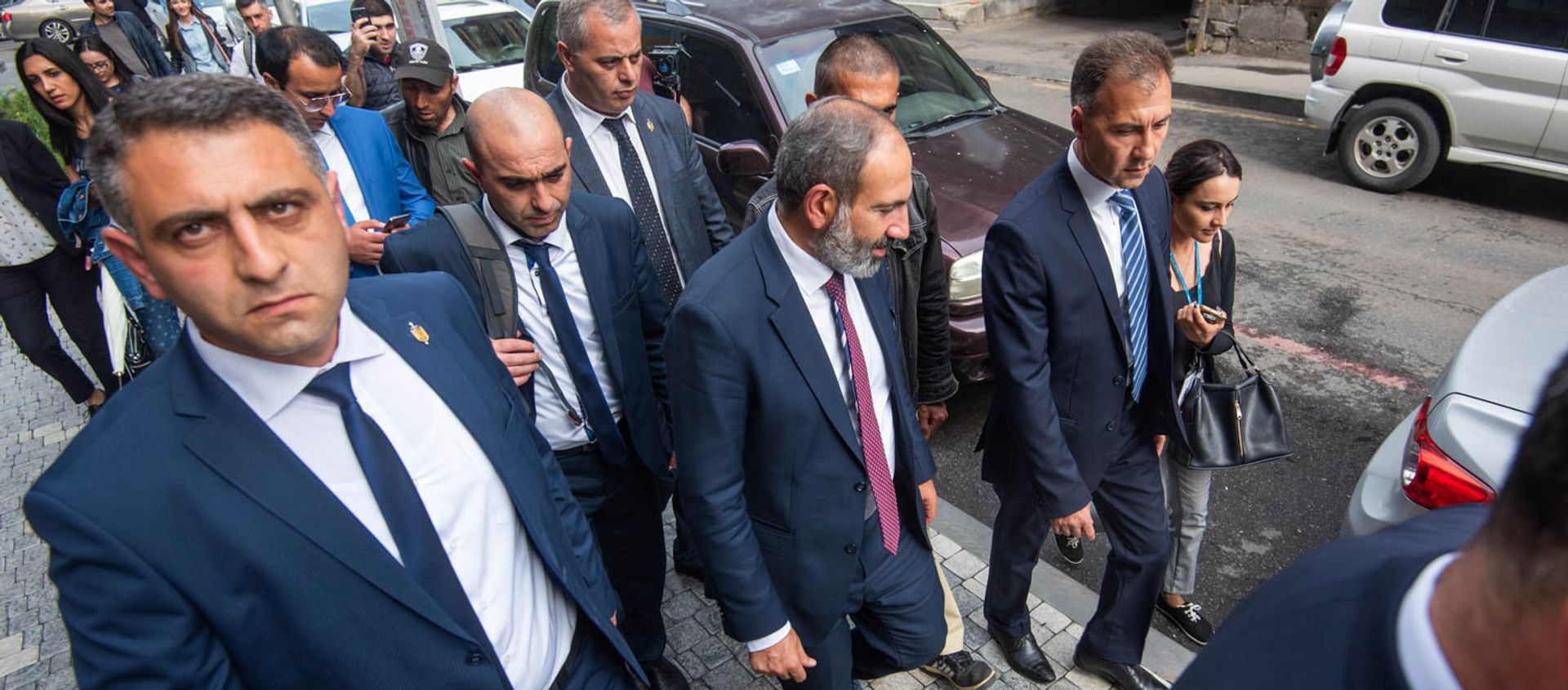 Премьер-министр Армении Никол Пашинян на пути от Дома правительства в министерство Экономики (15 мая 2018). Еревaн - Sputnik Արմենիա, 1920, 20.11.2018