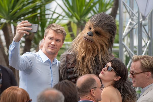 Актер Юнас Суотамо со своим персонажем Чубаккой на фотоколле фильма Хан Соло. Звёздные войны: Истории (Solo: A Star Wars Story) 71-го Каннского кинофестиваля (15 мая 2018). Канны, Франция Актер Юнас Суотамо со своим персонажем Чубаккой на фотоколле фильма Хан Соло. Звёздные войны: Истории (Solo: A Star Wars Story) 71-го Каннского кинофестиваля (15 мая 2018). Канны, Франция - Sputnik Армения