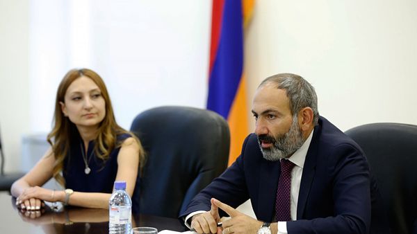 Премьер-министр Никол Пашинян представил нового министра культуры сотрудникам министерства (15 мая 2018). Еревaн - Sputnik Армения