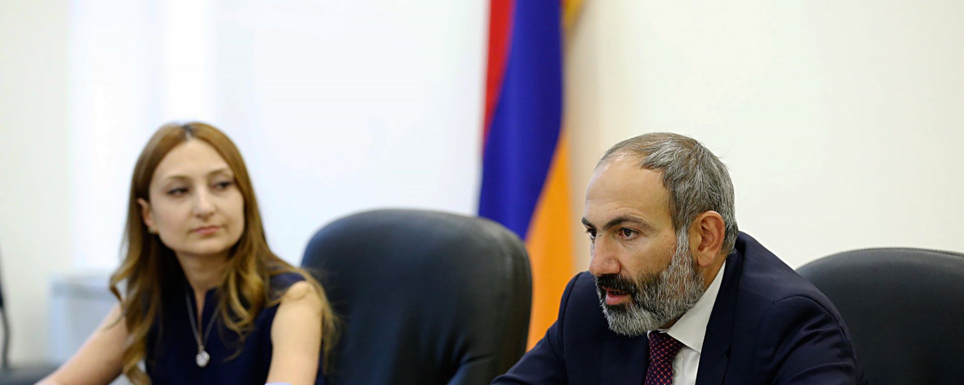 Премьер-министр Никол Пашинян представил нового министра культуры сотрудникам министерства (15 мая 2018). Еревaн - Sputnik Արմենիա, 1920, 23.01.2021