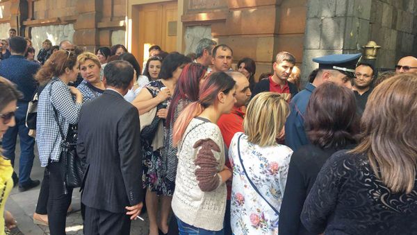 Митингующие у резиденции главы правительства Армении (16 мая 2018). Еревaн - Sputnik Արմենիա