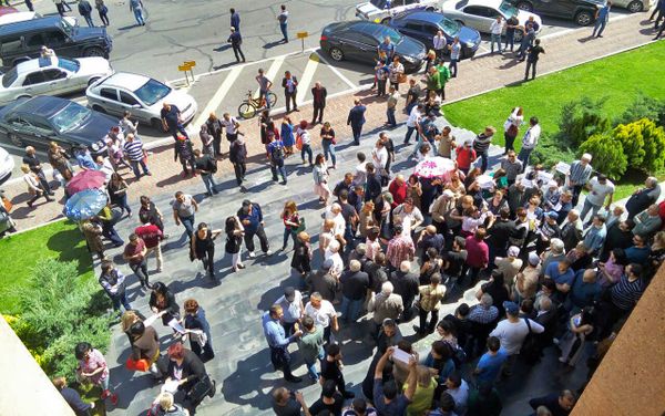 Митингующие перед мэрией столицы (16 мая 2018). Еревaн - Sputnik Армения