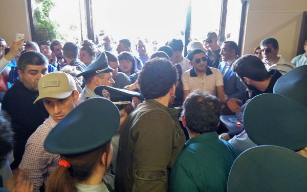 Митингующие в мэрии столицы (16 мая 2018). Еревaн - Sputnik Армения