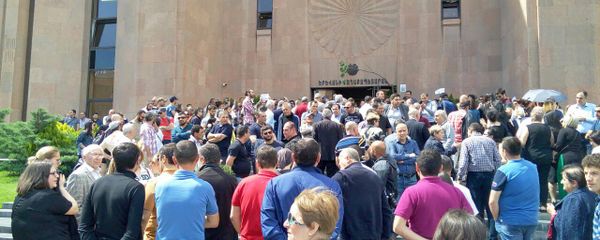 Митингующие перед зданием мэрии столицы (16 мая 2018). Еревaн - Sputnik Արմենիա