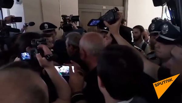 Активисты ворвались в мэрию Еревана и требуют отставки градоначальника Тарона Маркаряна Активисты ворвались в мэрию Еревана и требуют отставки градоначальника Тарона Маркаряна - Sputnik Армения