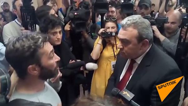 Активисты требуют отставки градоначальника Тарона Маркаряна - Sputnik Արմենիա