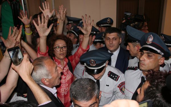 Демонстранты в Ереване требуют отставки мэра города Демонстранты в Ереване требуют отставки мэра города - Sputnik Армения