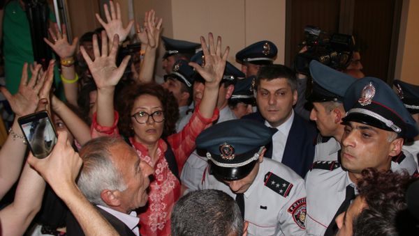 Демонстранты в Ереване требуют отставки мэра города Демонстранты в Ереване требуют отставки мэра города - Sputnik Армения