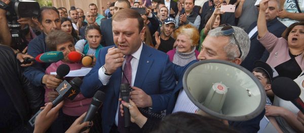 Mэр Еревана Тарон Маргарян пообщался с журналистами перед зданием городской администрации (16 мая 2018). Ереван - Sputnik Արմենիա