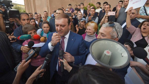 Mэр Еревана Тарон Маргарян пообщался с журналистами перед зданием городской администрации (16 мая 2018). Ереван - Sputnik Արմենիա