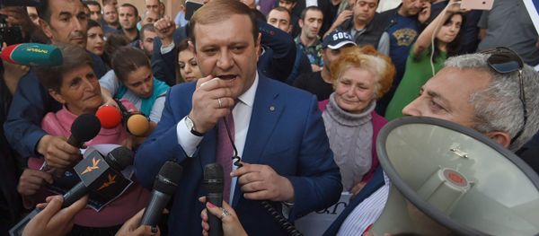 Mэр Еревана Тарон Маркарян пообщался с журналистами перед зданием городской администрации (16 мая 2018). Ереван Mэр Еревана Тарон Маркарян пообщался с журналистами перед зданием городской администрации (16 мая 2018). Ереван - Sputnik Армения