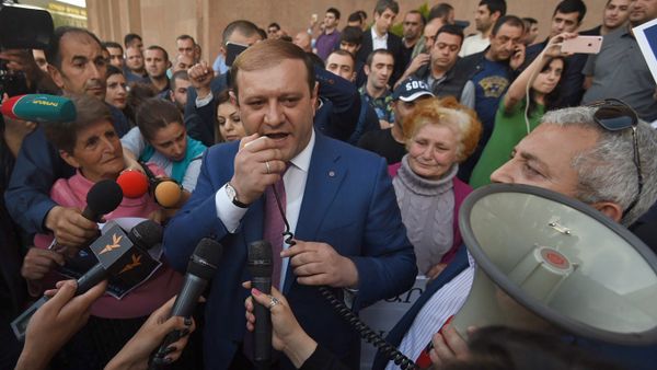 Mэр Еревана Тарон Маркарян пообщался с журналистами перед зданием городской администрации (16 мая 2018). Ереван - Sputnik Армения