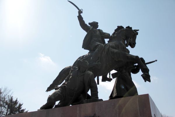 Памятник Буденому. Легендарное место встречи «Под яйцами». Местные студенты ввели традицию красить причинное место коня на пасху. - Sputnik Армения