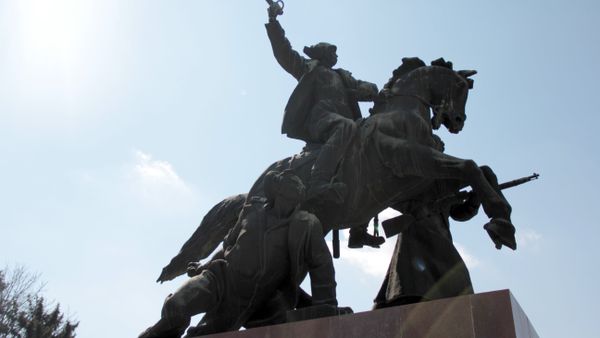 Памятник Буденому. Легендарное место встречи «Под яйцами». Местные студенты ввели традицию красить причинное место коня на пасху. - Sputnik Армения