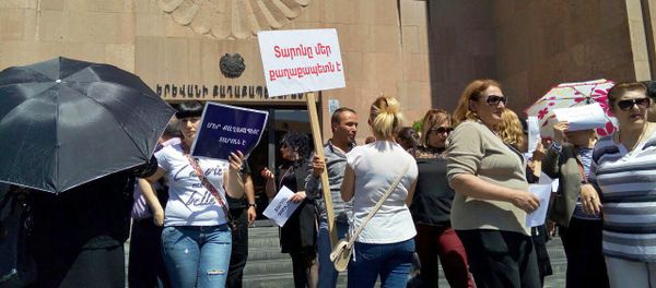 Сторонники действующего мэра Тарона Маркаряна перед зданием городской администрации (17 мая 2018). Еревaн - Sputnik Արմենիա